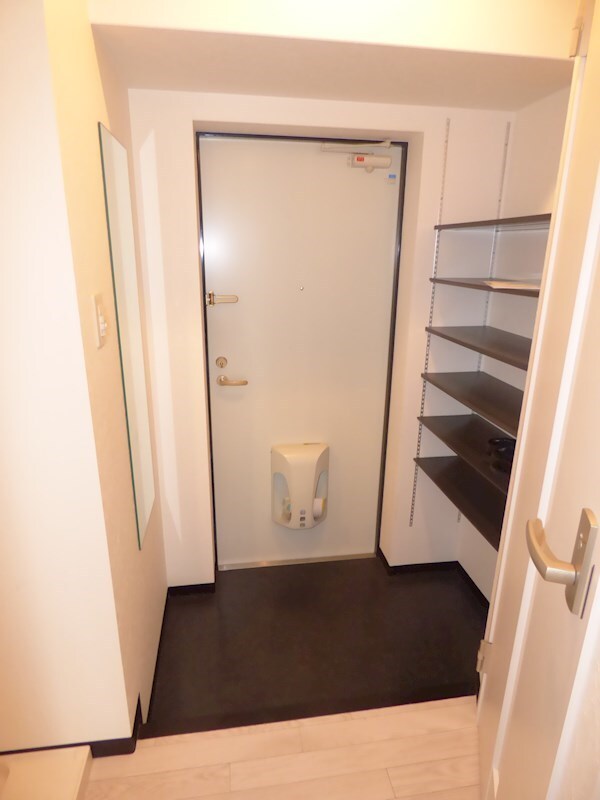 玄関(※同マンション別部屋参考写真)