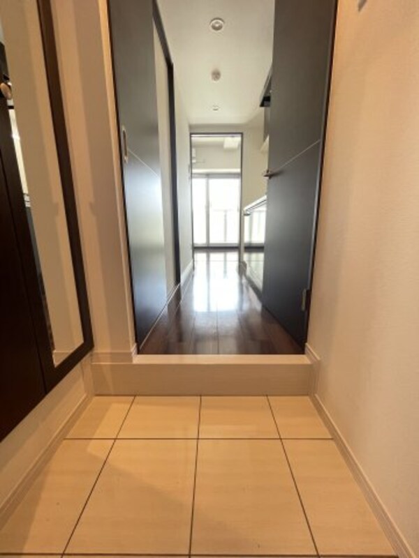 玄関(※同物件別部屋参考写真)