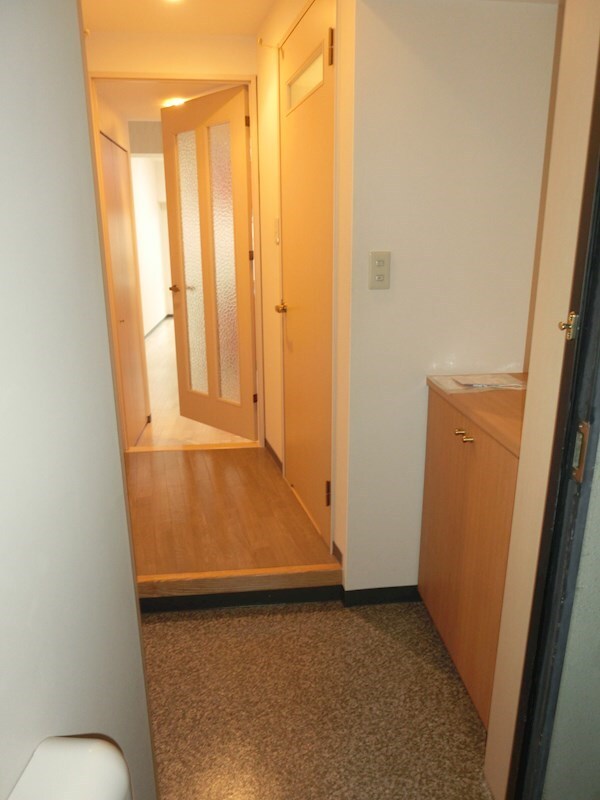 玄関(※同マンション別部屋の参考写真です。)