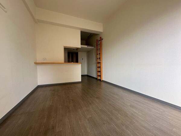 寝室(※同マンション別部屋の参考写真です。)