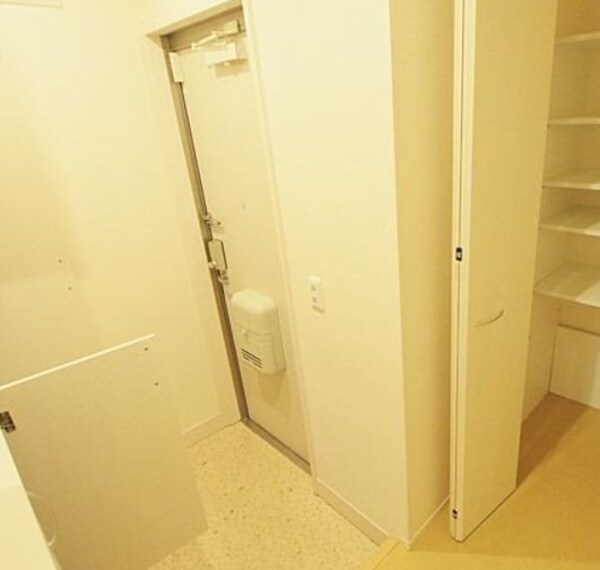 玄関(※同物件別号室参考写真)