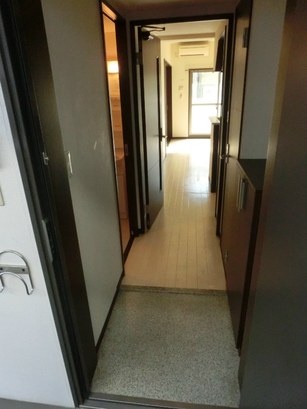 玄関(※同物件別号室参考写真)