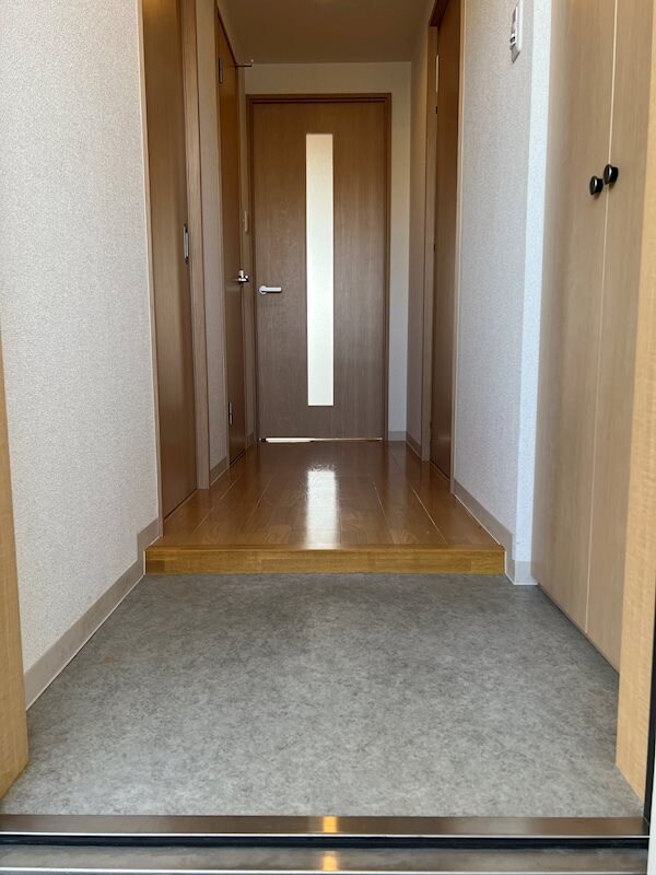 玄関(※同物件別号室参考写真)