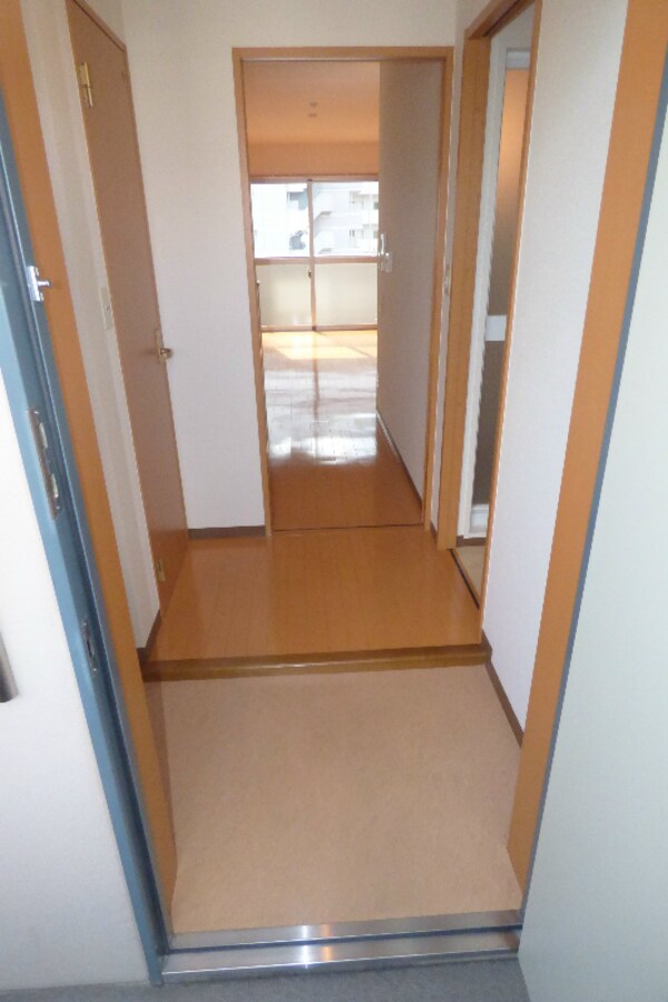 玄関(※同マンション別部屋の参考写真です。)
