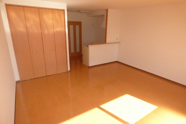 寝室(※同マンション別部屋の参考写真です。)