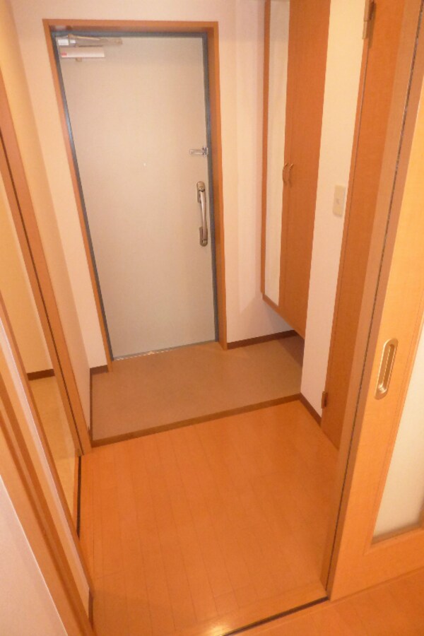 玄関(※同マンション別部屋の参考写真です。)