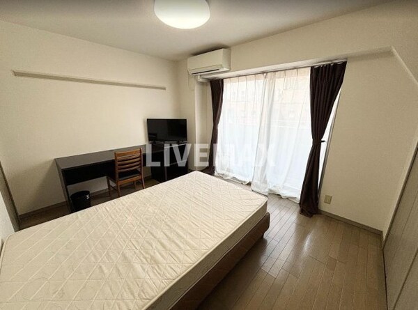 寝室(備え付け家具備品（同仕様）)