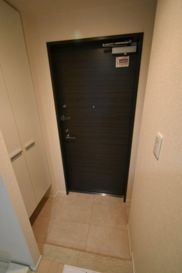 玄関(※同じ間取り別号室参考写真)