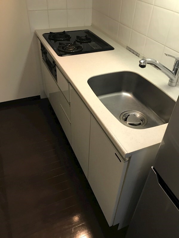 物件内観写真6　(家電・家具が1式揃っております。)