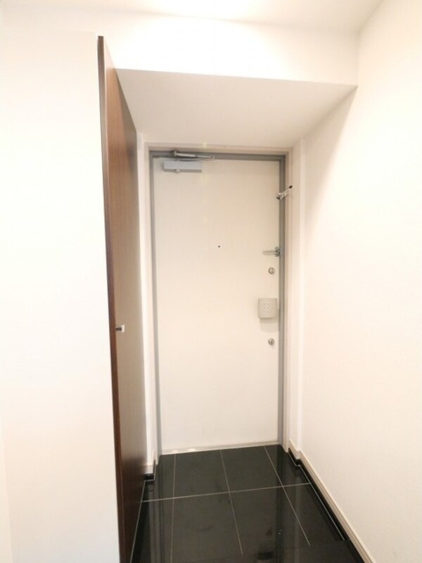 玄関(※同じ間取り別号室参考
フローリング色は現状優先)