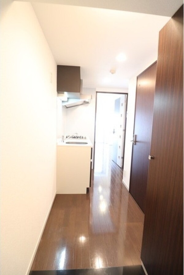 玄関(※同じ間取り別号室参考
フローリング色は現状優先)