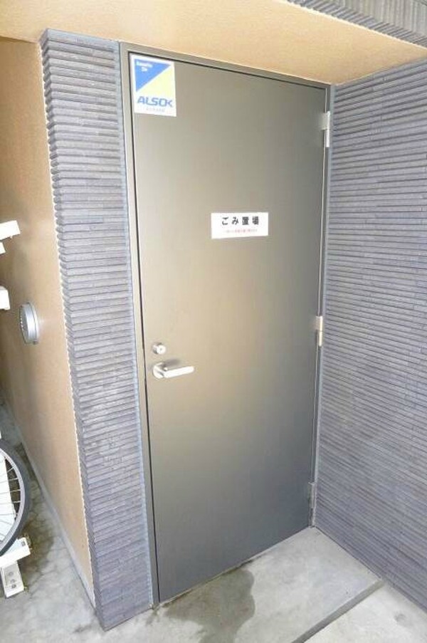 玄関(弊社は全物件が仲介手数料半月分+税でご紹介可能です。)