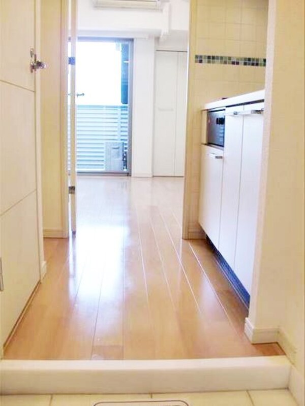 玄関(仲介手数料は賃料の半額＋税)