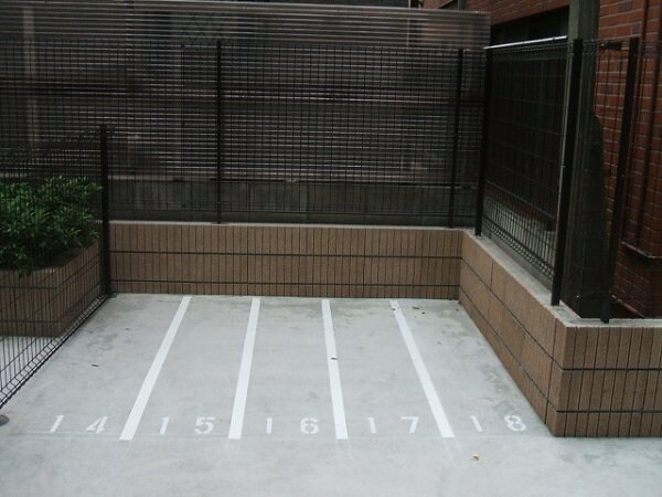 物件外観写真4　(バイク置場)