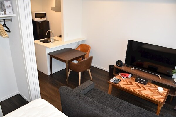 寝室(当店は都内全域の家具家電付き物件をご紹介可能です。)