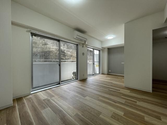 物件内観写真3　(リノベーション済み別号室の写真です)