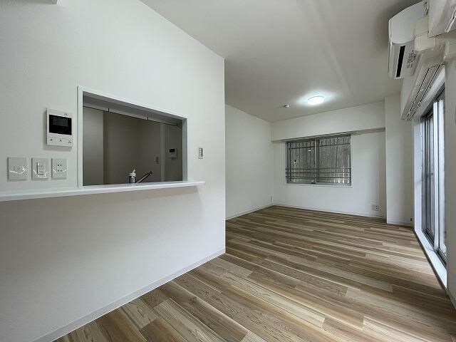 物件内観写真4　(リノベーション済み別号室の写真です)
