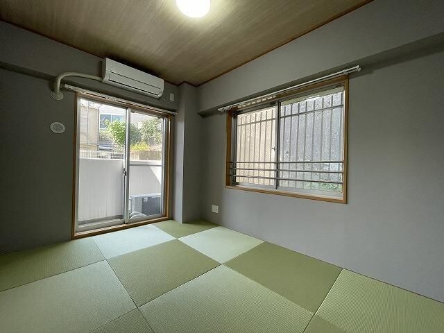 物件内観写真5　(リノベーション済み別号室の写真です)