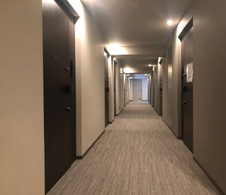 物件外観写真4　(雨風の当たらない内廊下)