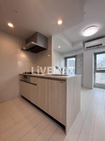 物件内観写真7　(別号室につきフローリングが異なります。)