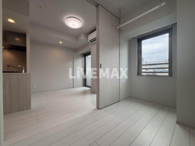 物件内観写真8　(別号室につきフローリングが異なります。)