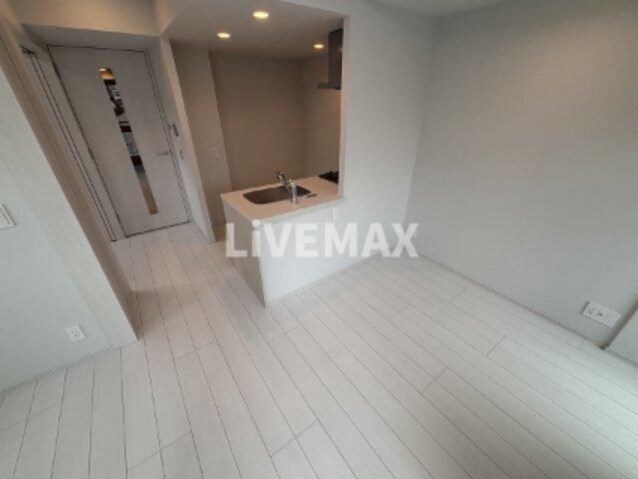 物件内観写真19　(別号室につきフローリングが異なります。)