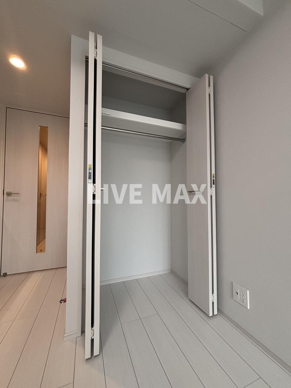 物件内観写真12　(別号室のためフローリングが異なります。)