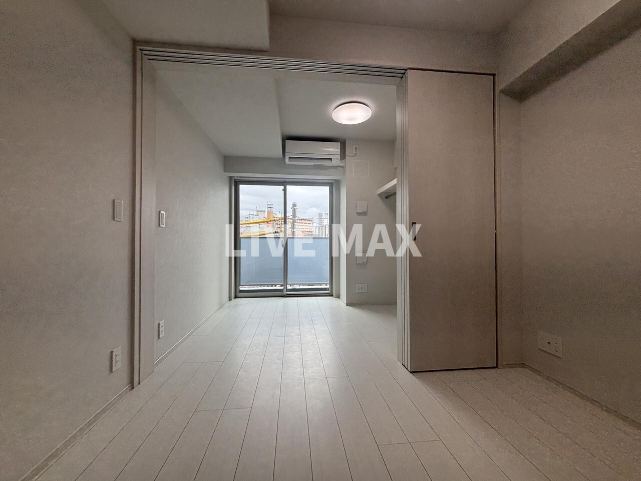 物件内観写真13　(別号室のためフローリングが異なります。)