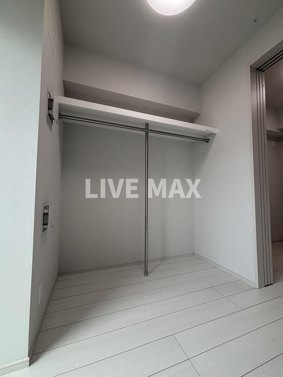 物件内観写真15　(別号室のためフローリングが異なります。)