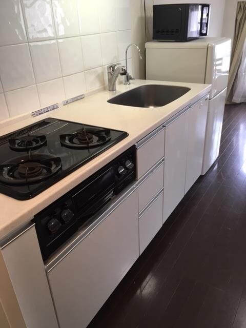 物件内観写真4　(家電・家具が1式揃っております。)