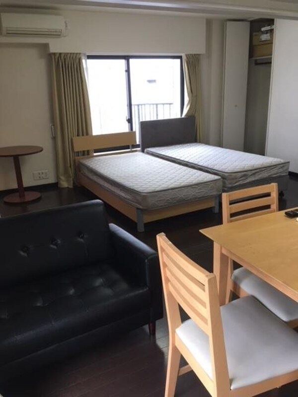 寝室(家電・家具が1式揃っております。)