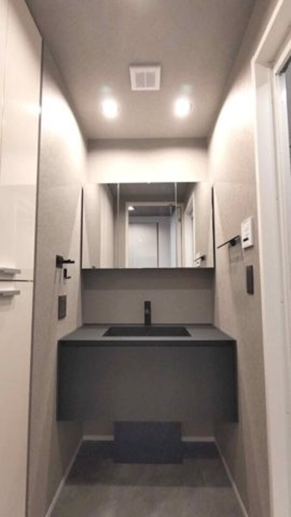 洗面・脱衣所(ゆったりとスペースのある洗面所)