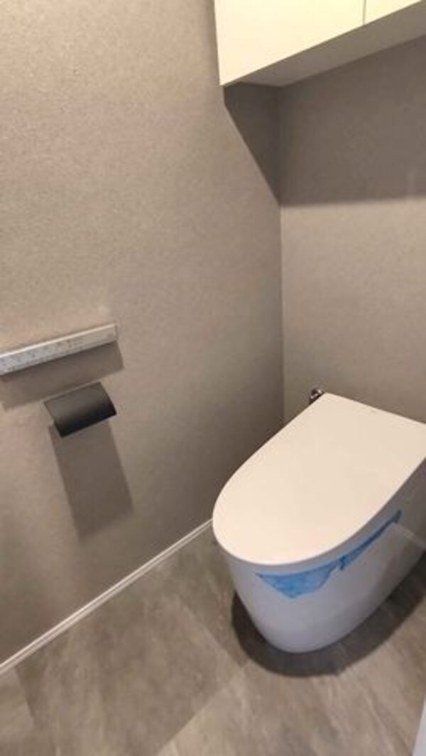 トイレ(明るい玄関です)