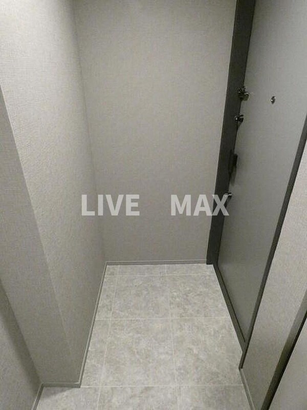 玄関(仲介手数料は賃料の0.55ヶ月分)