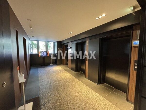 建物設備(エレベーター3基)