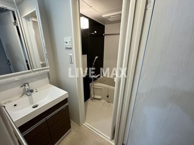 物件内観写真9　(※別号室のため室内フローリング等配色が異なります。)