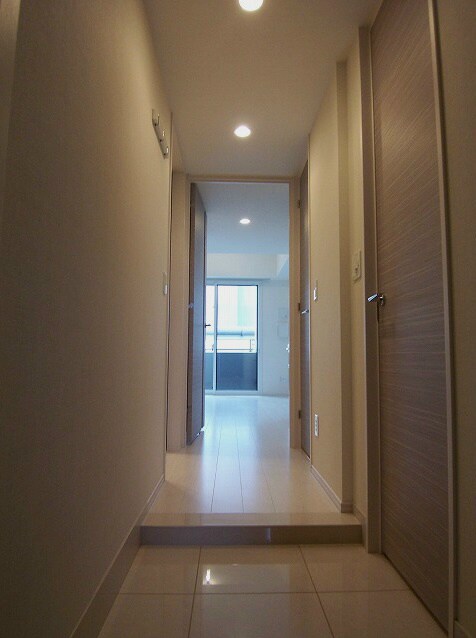 物件内観写真5　(白基調の明るい居室です。)