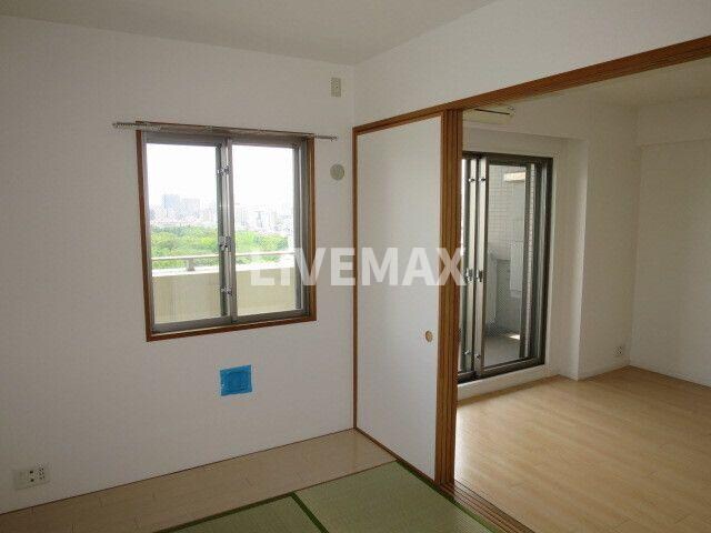 物件内観写真12　(和室がひろがる居住スペース)