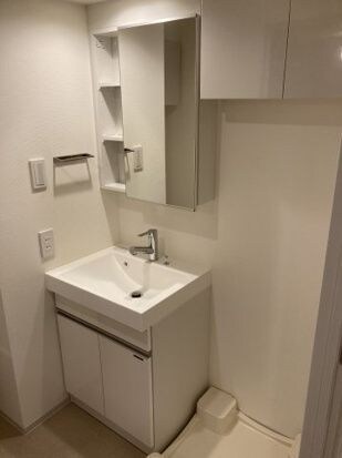 物件内観写真10　(使いやすい独立洗面台です)