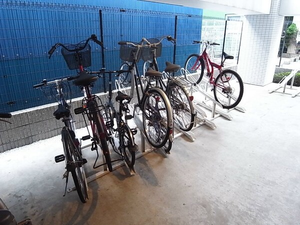 駐車場(見学予約受け付け中。設備充実のハイグレード賃貸マンションです)