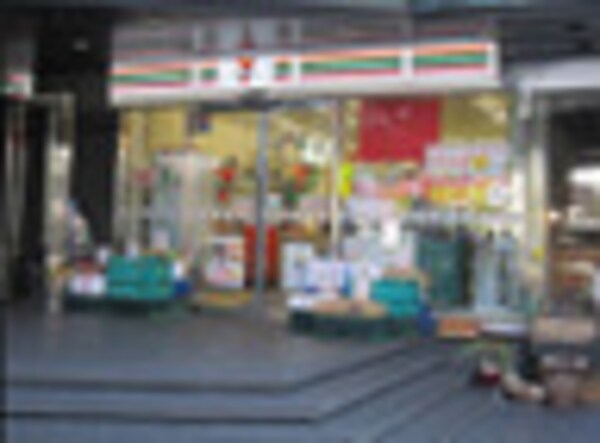 周辺環境(セブンイレブン 港区南青山7丁目中央店 758m)