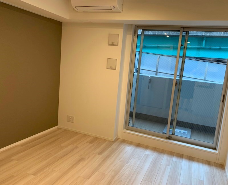 物件内観写真6　(開放的なリビング)