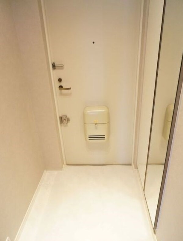 玄関(家具家電付きマンション)