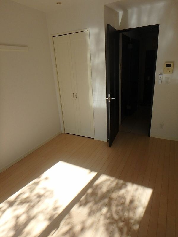 寝室(※同じタイプ別号室参考写真)