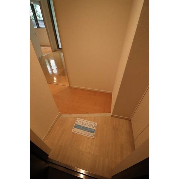 玄関(※同じ間取り別号室参考写真)