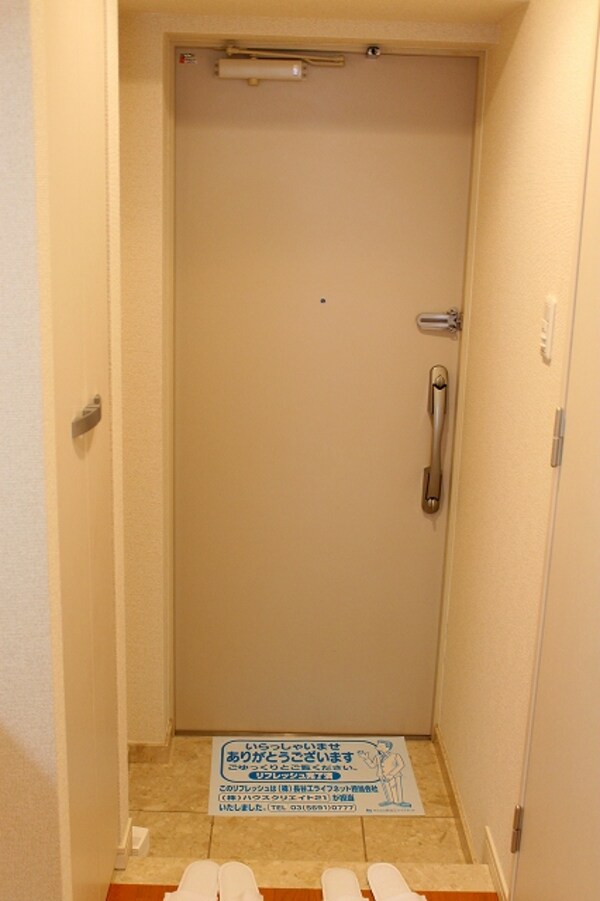 玄関(※同じ間取り別号室参考写真)