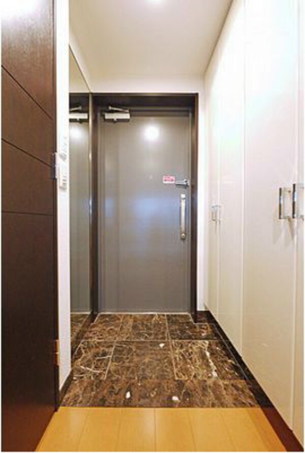 玄関(弊社は全物件が仲介手数料半月分でご紹介可能です。)