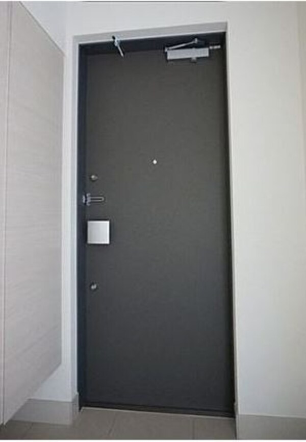 玄関(※同じ間取り別号室参考写真)