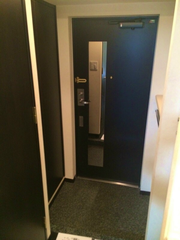 物件内観写真6　(家電・家具が1式揃っております。)