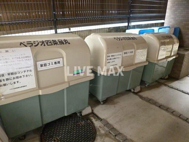 物件外観写真4　(敷地内ゴミ置き場♪)